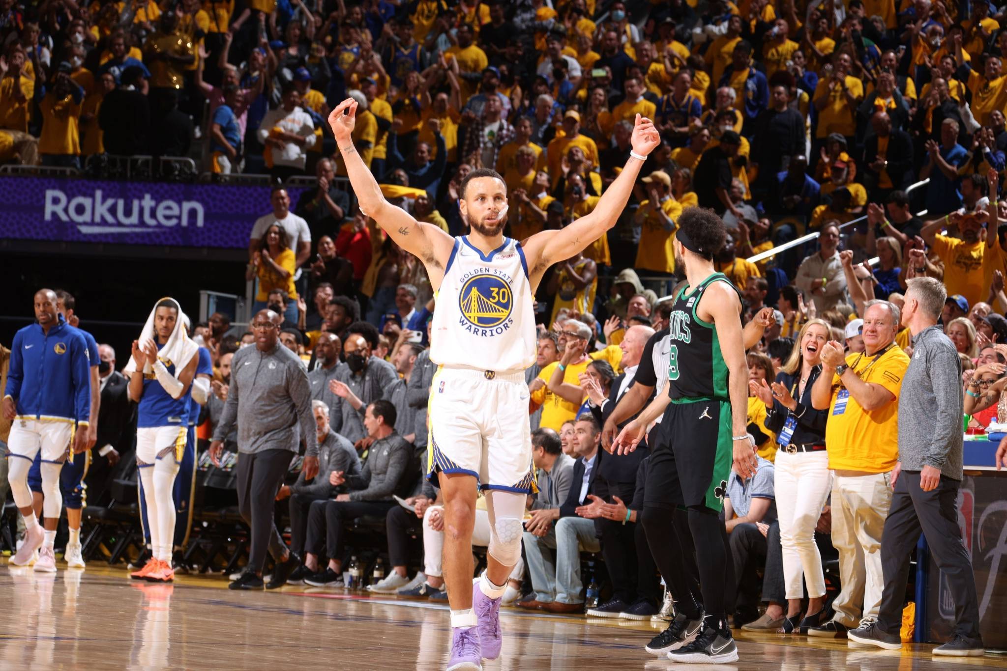 包含国际比赛日NBA总决赛焦点战；芝加哥公牛临场应变；质疑声仍在；球探报告显示潜力的词条