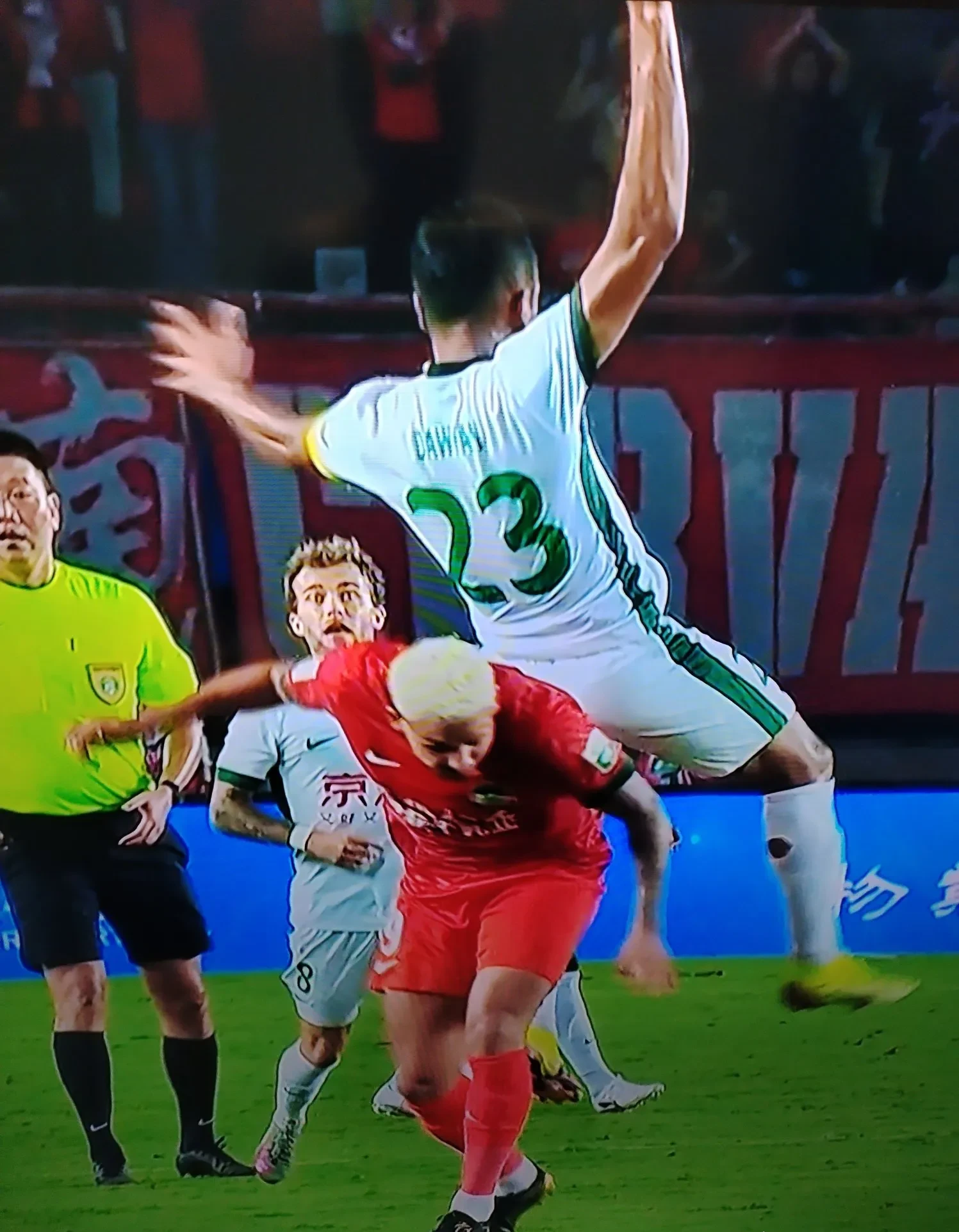 关于太狠了！清晨武汉三镇备战足总杯马赛转会期官宣签约，巴黎圣日耳曼赛后豪取连胜的信息